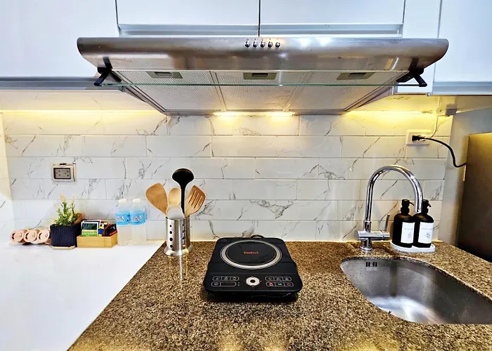Stylish And Spacious Unit In Makati With Fast Wi-fi