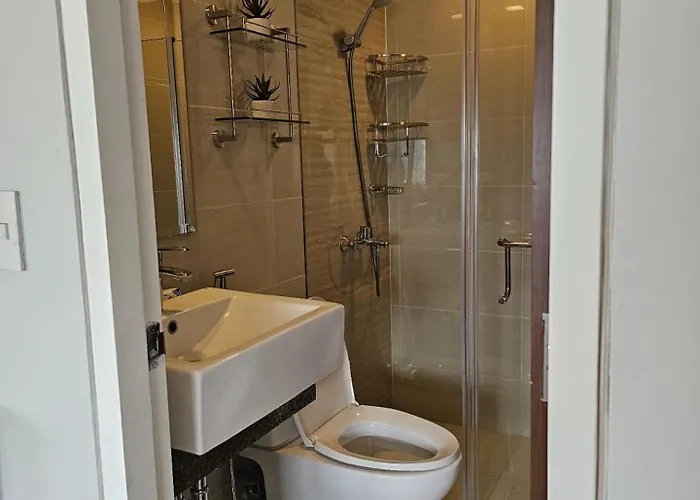 Stylish And Spacious Unit In Makati With Fast Wi-fi